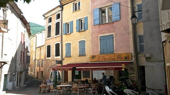 Le Vin Est Une Fete